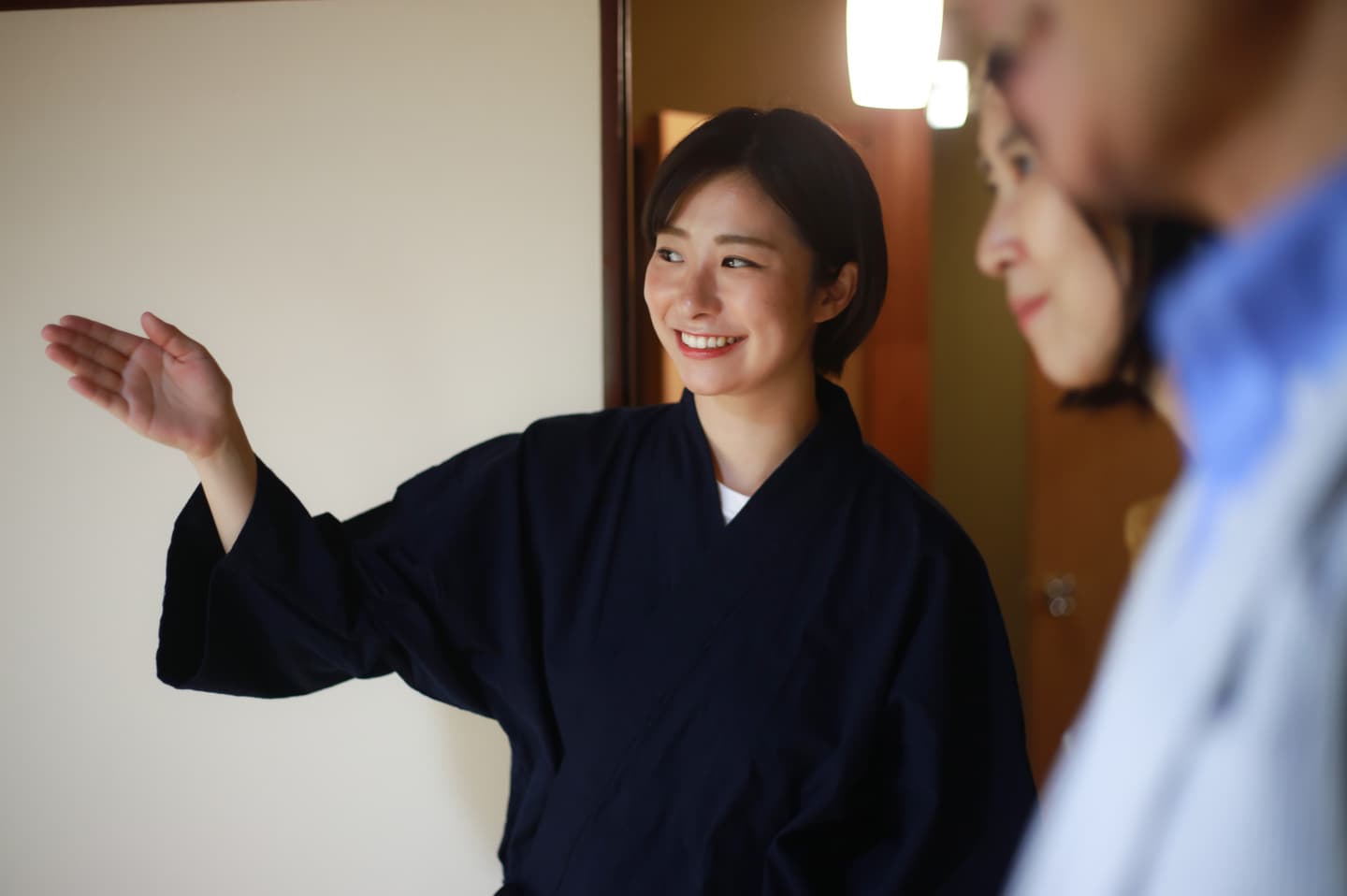 喜ぶ宿泊客イメージ